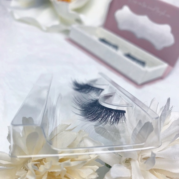 Dainty lashes - Picture 2 of 2